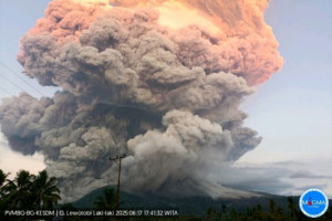 gunung-lewotobi-laki-laki-di-flores-timur-erupsi-pada-selasa-petang