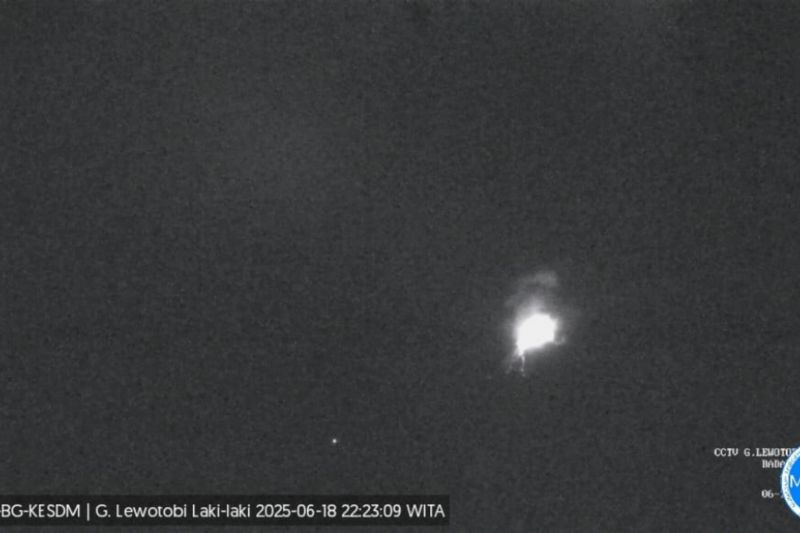 gunung-lewotobi-laki-laki-erupsi-berulang-warga-diminta-waspada