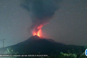 gunung-lewotobi-laki-laki-erupsi-lima-kali-dalam-dua-hari-terakhir