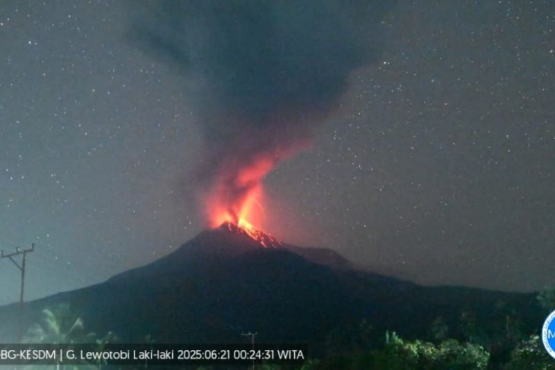 gunung-lewotobi-laki-laki-erupsi-lima-kali-dalam-dua-hari-terakhir