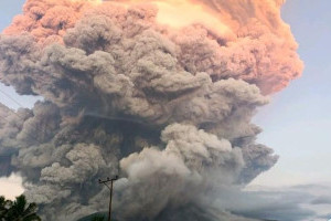 gunung-lewotobi-laki-laki-meletus-dashyat-bikin-langit-gelap-gulita