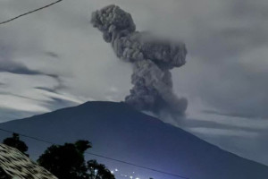 gunung-marapi-sumbar-erupsi-with-700-meter-ash-cloud