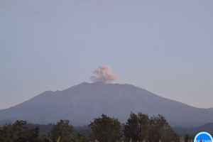 gunung-raung-erupsi-kembali-tinggi-letusan-capai-600-meter