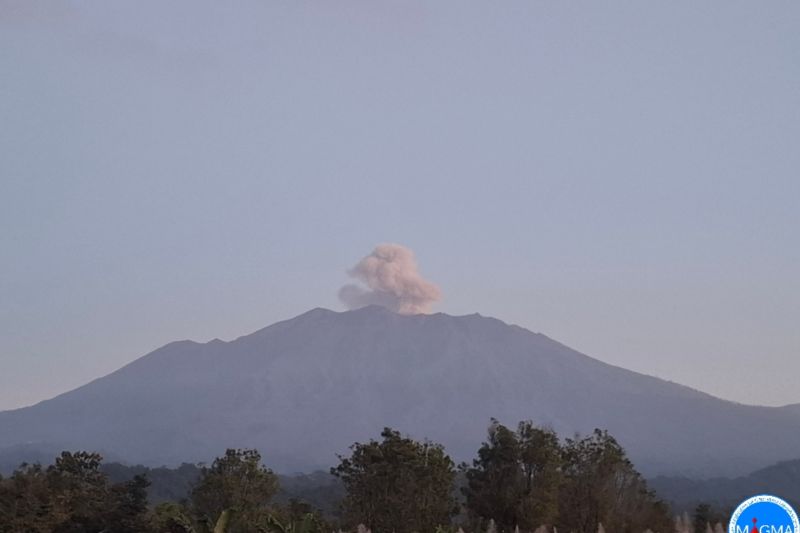 gunung-raung-erupsi-kembali-tinggi-letusan-capai-600-meter