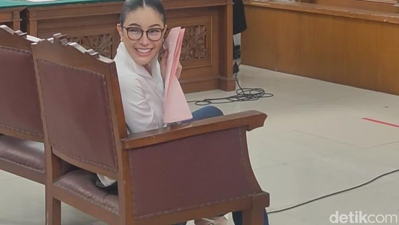 hakim-tegur-nikita-mirzani-di-sidang-pemerasan-bos-skincare