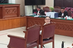 hakim-tegur-nikita-mirzani-saat-dihadapkan-dakwaan-pencucian-uang