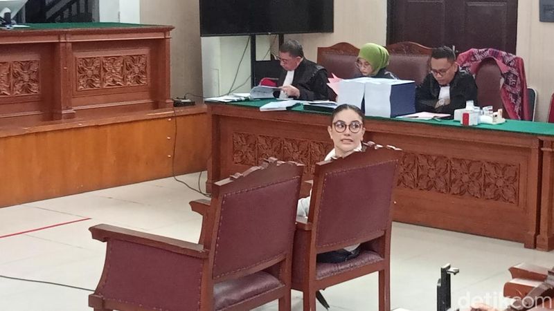 hakim-tegur-nikita-mirzani-saat-dihadapkan-dakwaan-pencucian-uang