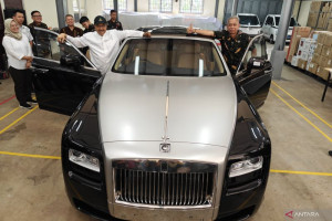 hasil-lelang-rolls-royce-dukung-renovasi-rumah-warga-makassar