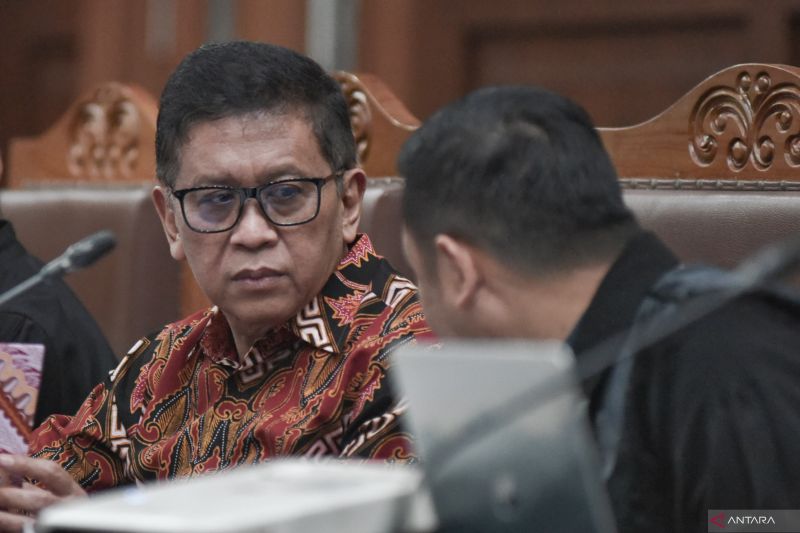 hasto-kristiyanto-kenal-harun-masiku-saat-pendaftaran-caleg-2019