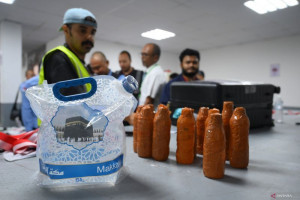 hindari-dibongkar-jamaah-diimbau-tak-selundupkan-air-zamzam-di-koper