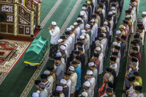 hukum-adzan-saat-pemakaman-trend-baru-atau-tradisi-lama
