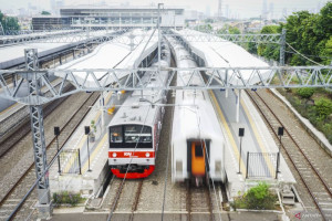 hut-jakarta-14-ka-jarak-jauh-berhenti-di-stasiun-jatinegara