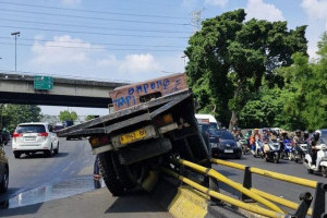 insiden-truk-oleng-di-grogol-gagal-mengancam-pengendara