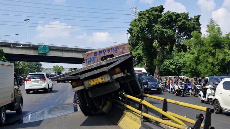 insiden-truk-oleng-di-grogol-gagal-mengancam-pengendara