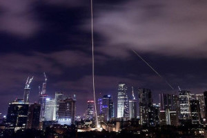 iran-luncurkan-serangan-terbaru-ke-tel-aviv-israel-klaim-sukses-cegat