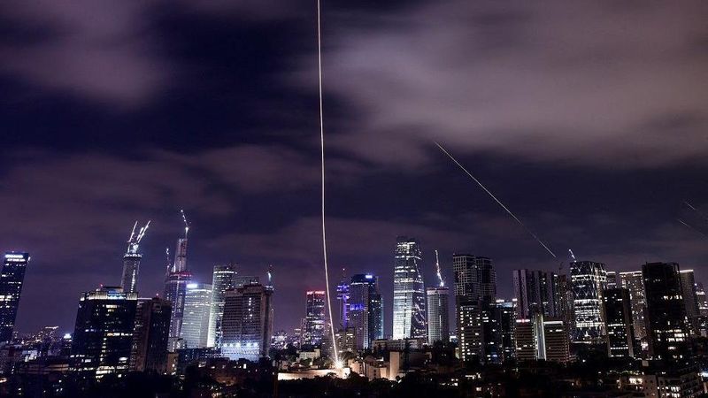 iran-luncurkan-serangan-terbaru-ke-tel-aviv-israel-klaim-sukses-cegat