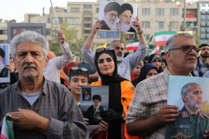iranians-rayakan-gencatan-senjata-dengan-pesta-di-lapangan-enghelab