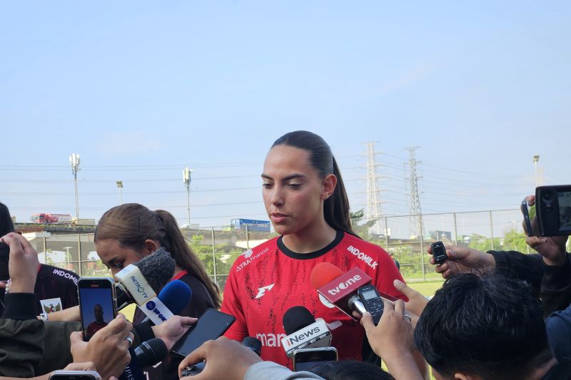 iris-de-rouw-tegaskan-komitmen-membela-tim-nasional-putri-indonesia