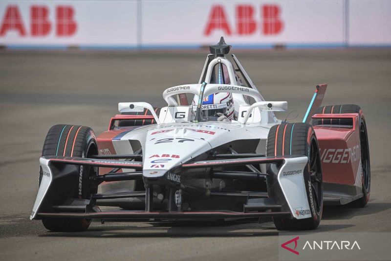 jake-dennis-raih-pole-position-di-jakarta-e-prix-2025