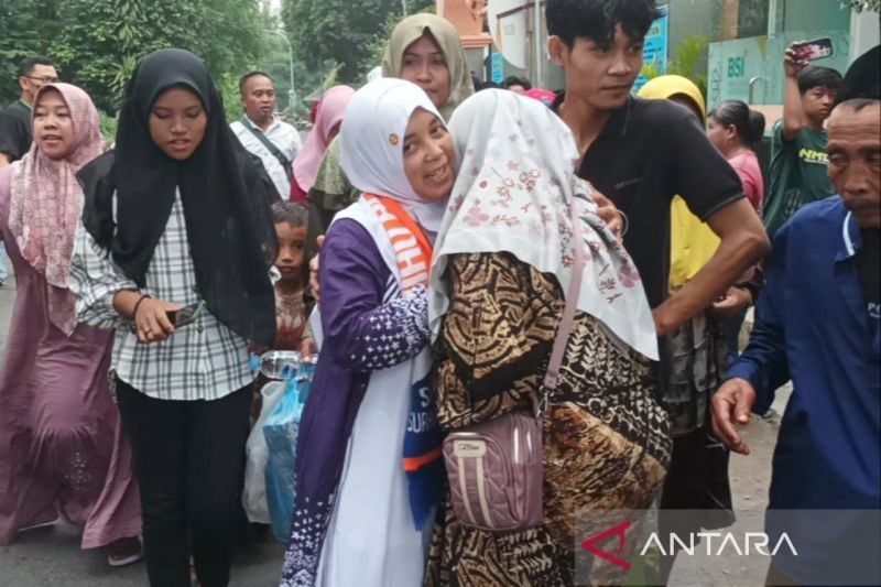 jamaah-haji-bahagia-kembali-berkumpul-setelah-teror-bom
