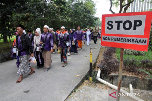 jamaah-haji-pesawat-saudia-airlines-dipindahkan-ke-hotel-usai-mendarat-darurat-di-kualanamu