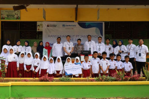 jamkrindo-salurkan-5-500-seragam-dan-perangkat-tik-ke-sekolah