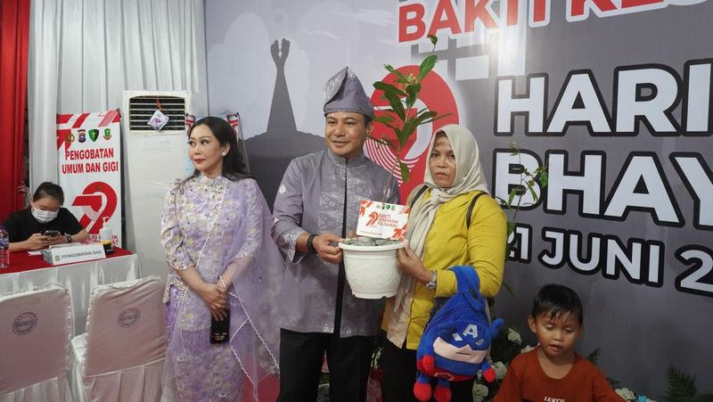 kado-spesial-hut-bhayangkara-ke-79-dari-polda-riau-untuk-warga
