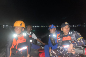 kapal-pengangkut-tim-sepak-bola-pulau-nenek-terseret-ombak-di-batam