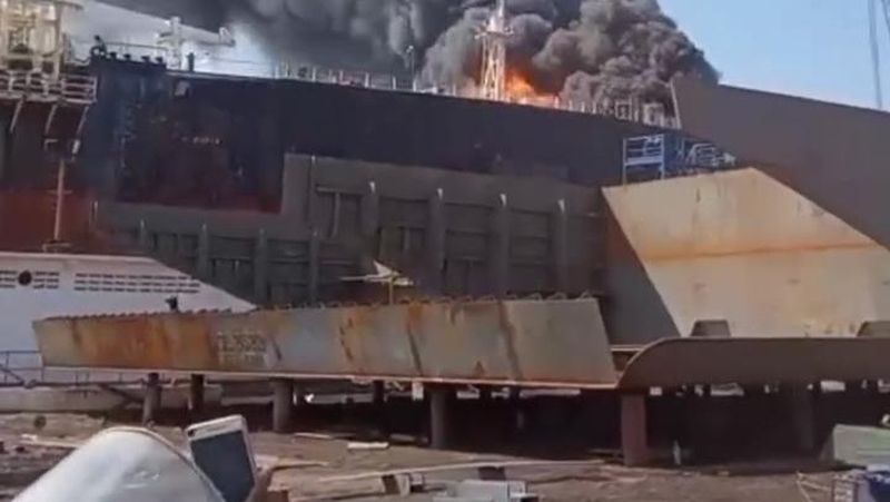 kapal-tanker-terbakar-di-batam-menewaskan-4-orang-dan-luka-luka