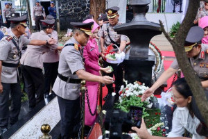 kapolda-metro-ziarah-di-tmp-tanah-kusir-sambut-hut-bhayangkara-ke-79