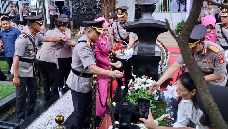 kapolda-metro-ziarah-di-tmp-tanah-kusir-sambut-hut-bhayangkara-ke-79