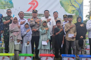 kapolda-riau-salurkan-bantuan-sosial-di-kampar-rayakan-hut-bhayangkara-ke-79