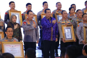 kapolri-berikan-penghargaan-zona-integritas-wbk-ke-divisi-humas-polri