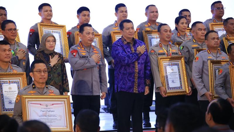 kapolri-berikan-penghargaan-zona-integritas-wbk-ke-divisi-humas-polri