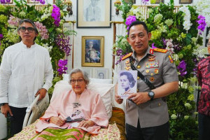 kapolri-dapat-buku-spesial-dari-eyang-meri-setelah-silaturahmi