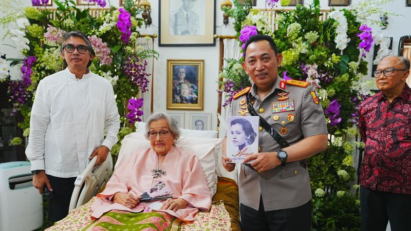 kapolri-dapat-buku-spesial-dari-eyang-meri-setelah-silaturahmi