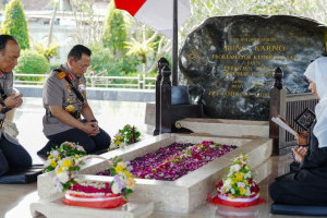 kapolri-jenderal-listyo-sigit-ziarah-ke-makam-bung-karno-jelang-hari-bhayangkara-ke-79