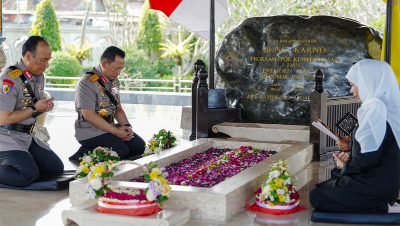 kapolri-jenderal-listyo-sigit-ziarah-ke-makam-bung-karno-jelang-hari-bhayangkara-ke-79