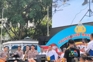kapolri-memukau-hadiri-bhayangkara-sport-day-dengan-lagu-rumah-kita-it-s-my-life