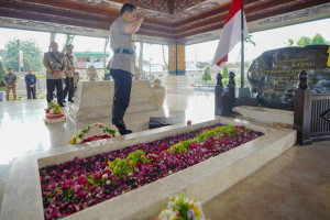 kapolri-tutup-rangkaian-ziarah-ke-makam-bung-karno