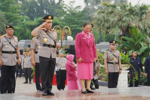 kapolri-ziarah-ke-makam-bj-habibie-dan-jenderal-hoegeng-dalam-rangka-hut-bhayangkara-ke-79
