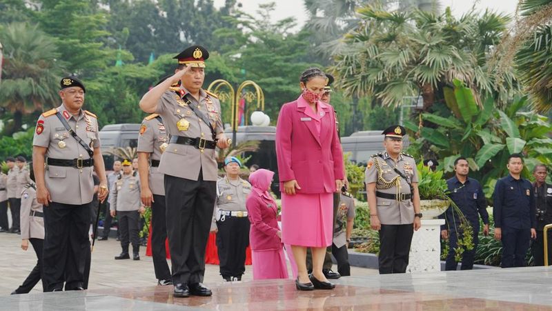 kapolri-ziarah-ke-makam-bj-habibie-dan-jenderal-hoegeng-dalam-rangka-hut-bhayangkara-ke-79