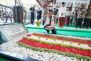 kapolri-ziarah-ke-makam-gus-dur-dalam-rangka-hari-bhayangkara-ke-79