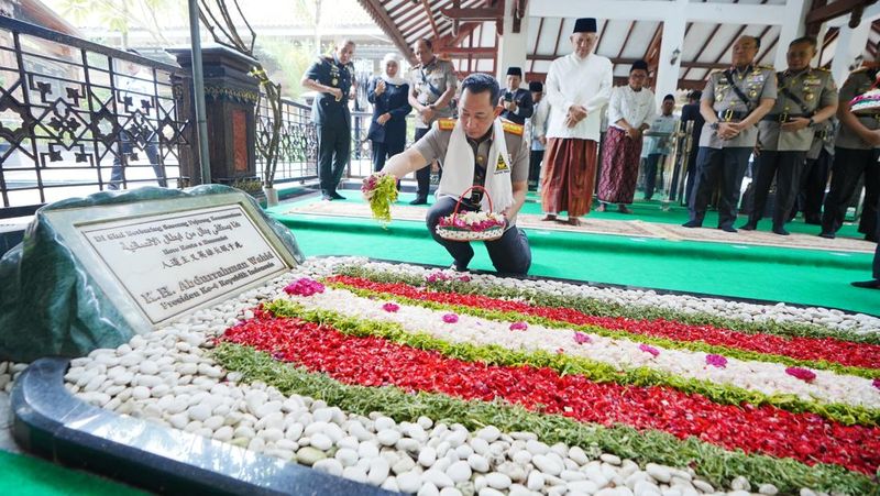 kapolri-ziarah-ke-makam-gus-dur-dalam-rangka-hari-bhayangkara-ke-79