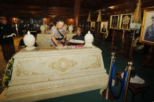 kapolri-ziarah-ke-makam-soeharto-dalam-peringatan-hari-bhayangkara-ke-79