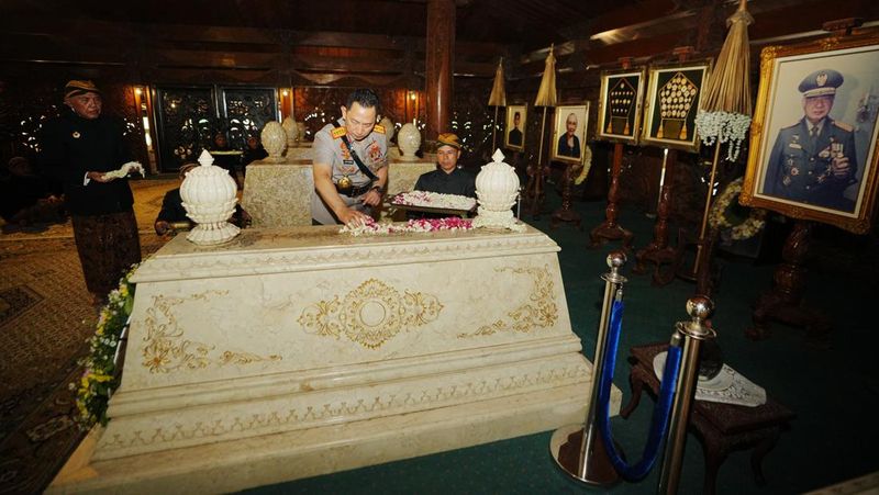 kapolri-ziarah-ke-makam-soeharto-dalam-peringatan-hari-bhayangkara-ke-79