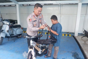 kapolsek-pademangan-berikan-sepeda-dan-tas-untuk-warga