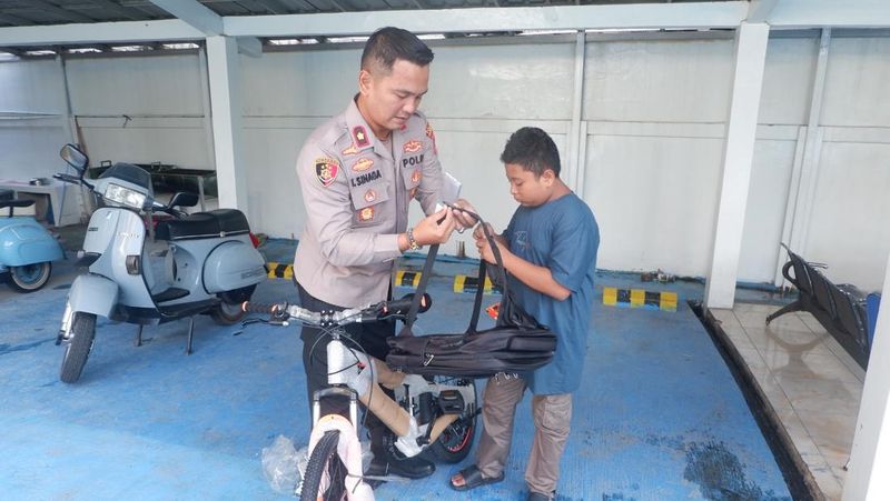 kapolsek-pademangan-berikan-sepeda-dan-tas-untuk-warga