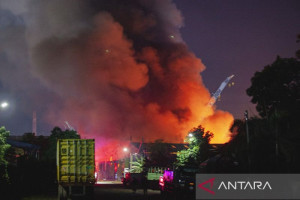 kebakaran-gudang-limbah-b3-di-batam-sebabkan-kerugian-material-signifikan