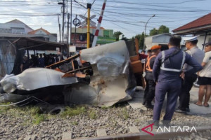 kecelakaan-kereta-api-ambarawa-tabrak-truk-tangki-di-lamongan-sopir-tewas